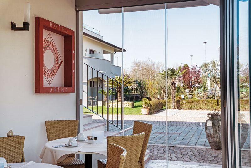Sala colazione luminosa dell’Hotel Arena a Sirmione