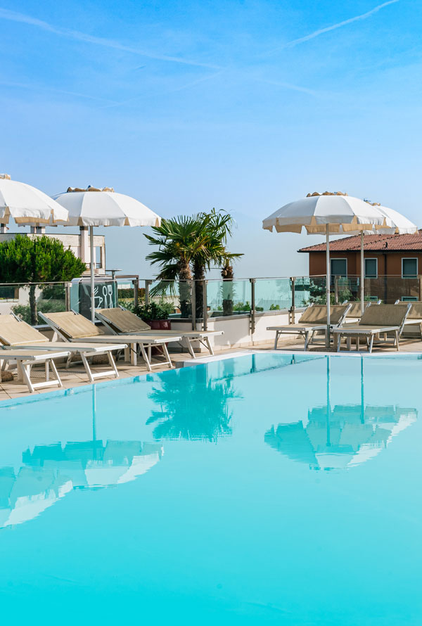 Piscina dell’Hotel Arena a Sirmione con vista lago