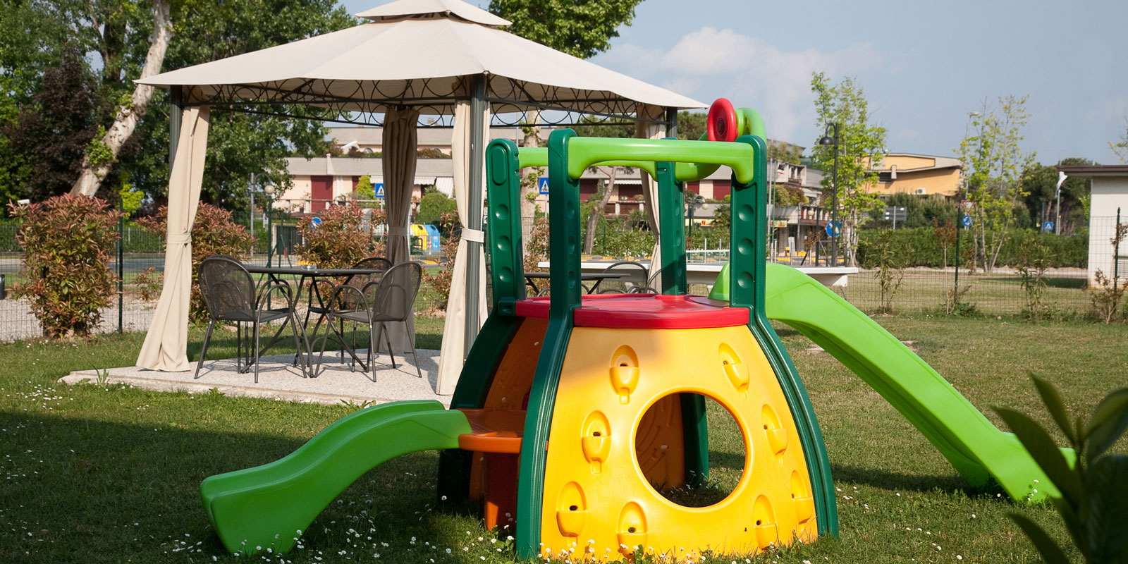 Giardino dell’Hotel Arena con vista lago a Sirmione