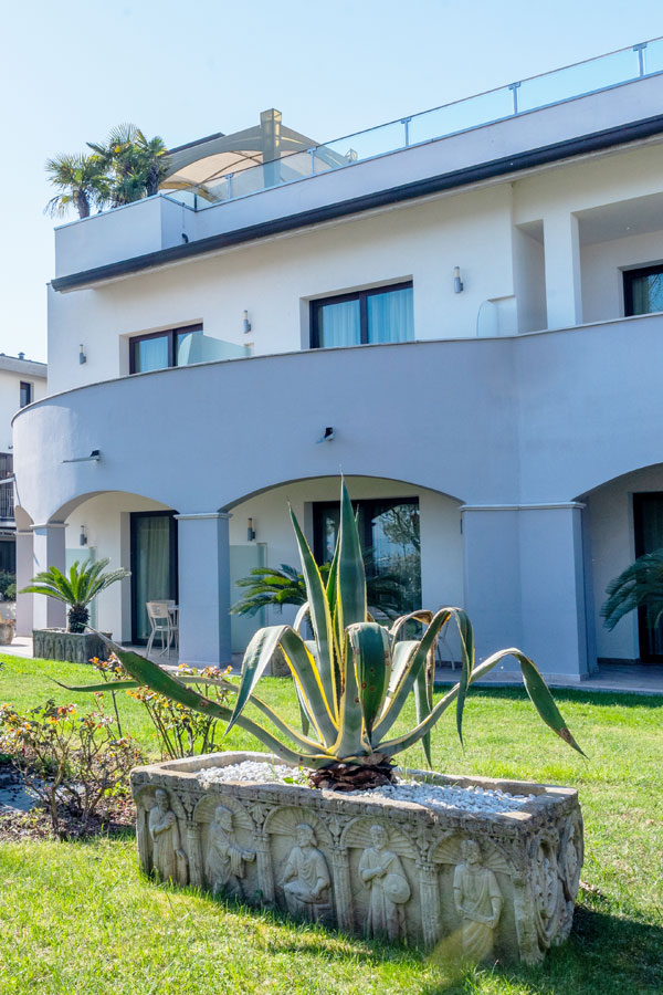 Contatta Hotel Arena a Sirmione per informazioni, disponibilità e richieste. Compila il form o scrivici per ricevere assistenza personalizzata.