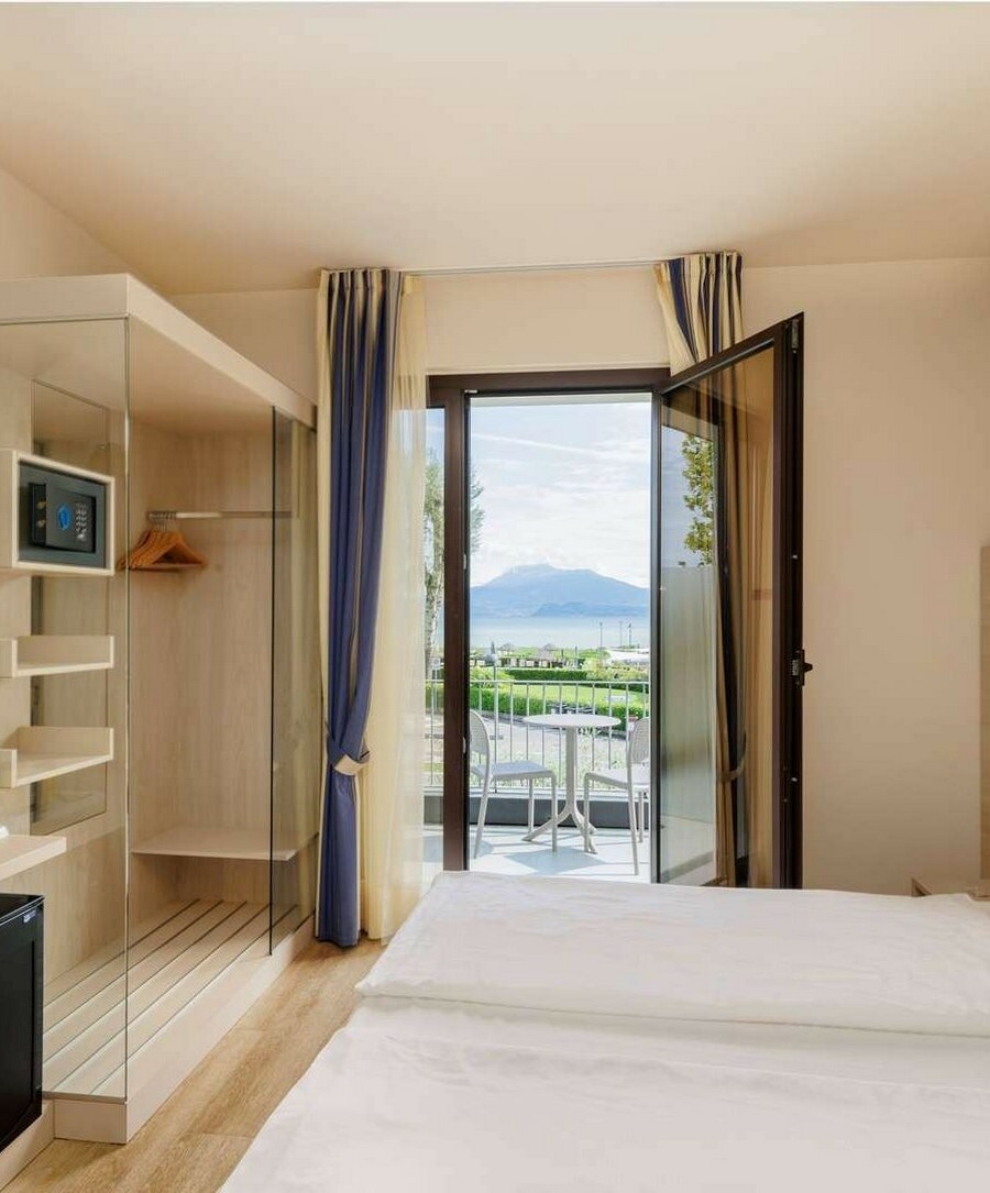 Camera Matrimoniale Superior con balcone e vista lago | Il risveglio con vista sul lago.