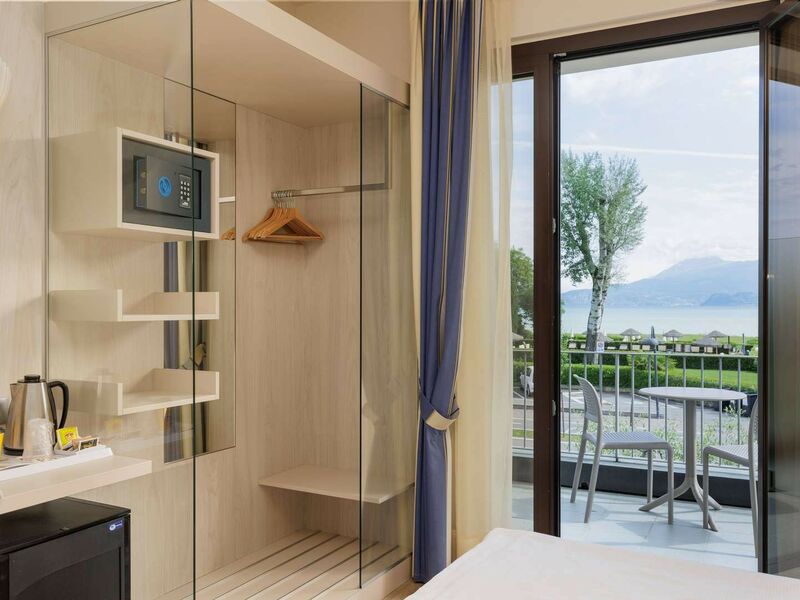 Camera Matrimoniale Superior con balcone e vista lago | Il risveglio con vista sul lago.