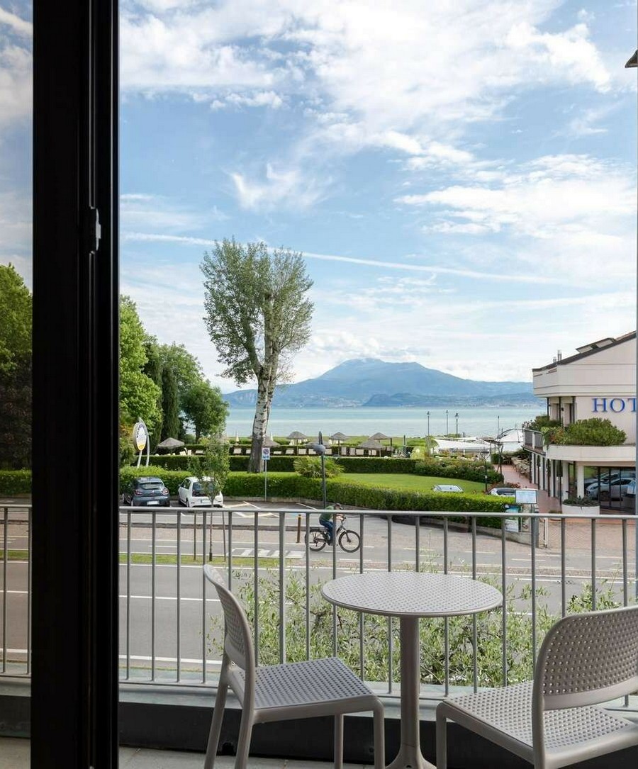 Camera Matrimoniale Superior con balcone e vista lago | Il risveglio con vista sul lago.