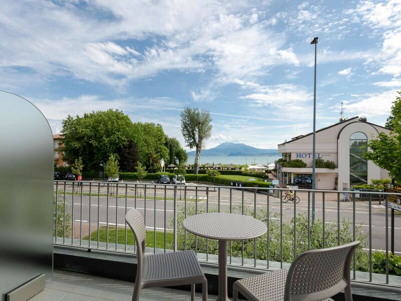 Camera Matrimoniale Superior con balcone e vista lago | Il risveglio con vista sul lago.