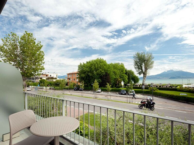 Camera Matrimoniale Superior con balcone e vista lago | Il risveglio con vista sul lago.